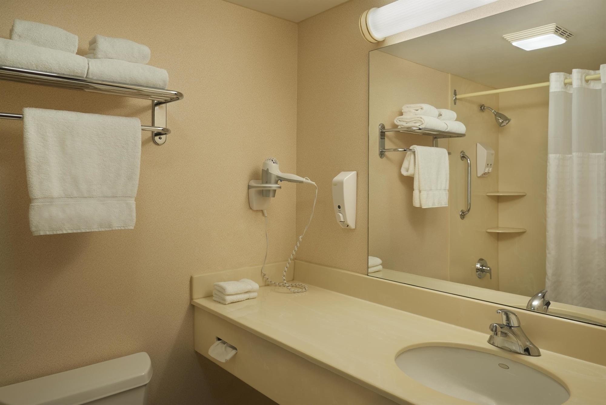 Hotel Carlingview Toronto Airport Місісаґа Екстер'єр фото