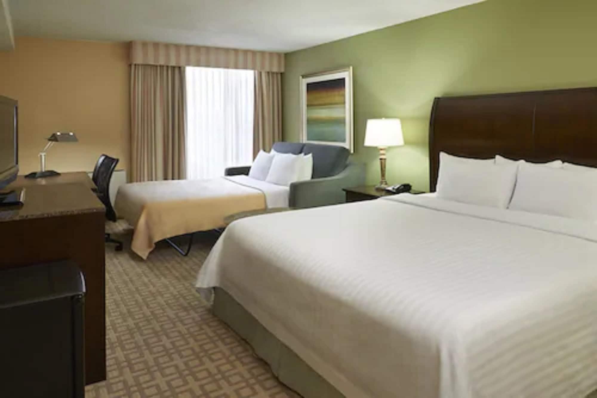 Hotel Carlingview Toronto Airport Місісаґа Екстер'єр фото