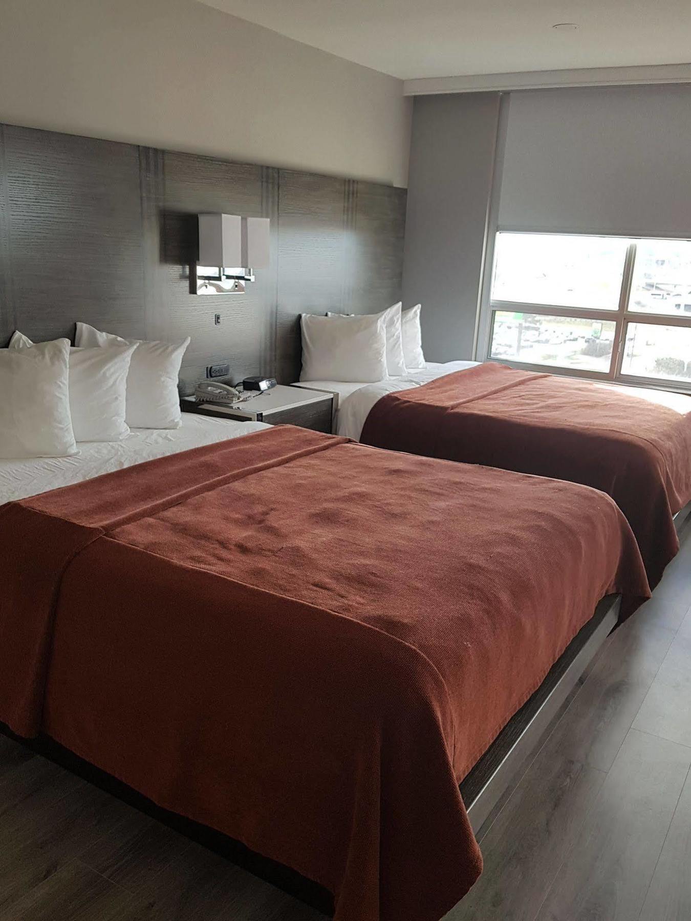 Hotel Carlingview Toronto Airport Місісаґа Екстер'єр фото